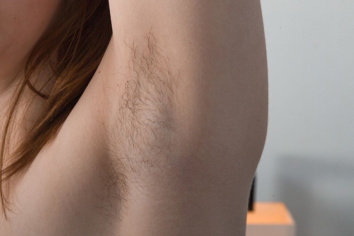 21P 毛むくじゃらの脇の下を露出する甘美な妻キラ フォックス
