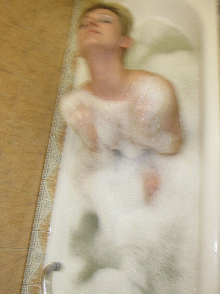 21P Lora, une teen blonde amateur au gros cul, exhibe son corps pendant son bain
