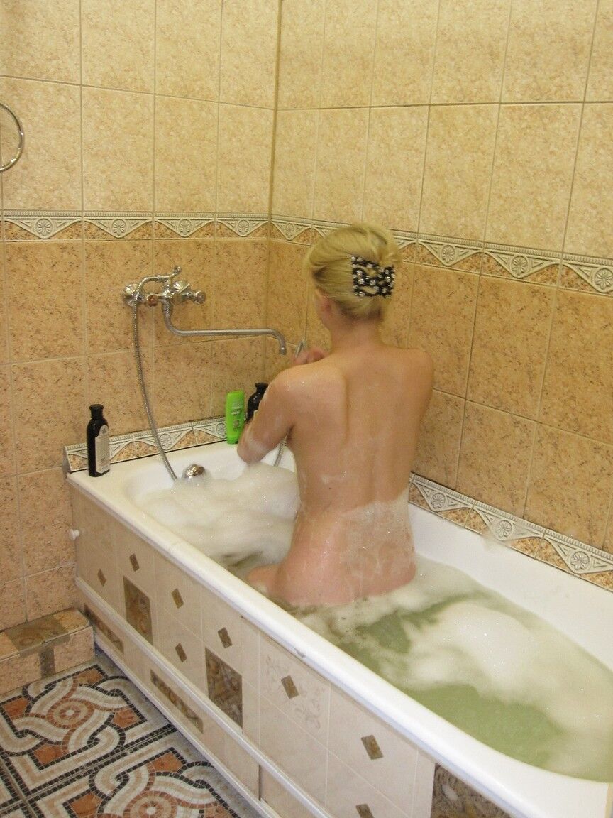 21P Lora, une teen blonde amateur au gros cul, exhibe son corps pendant son bain