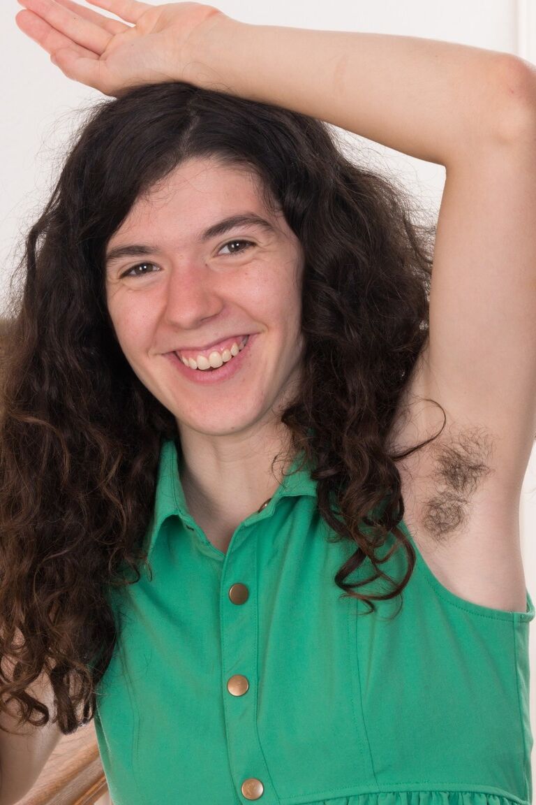 21P La brune naturelle Silki Smith se déshabille et dévoile son corps super poilu