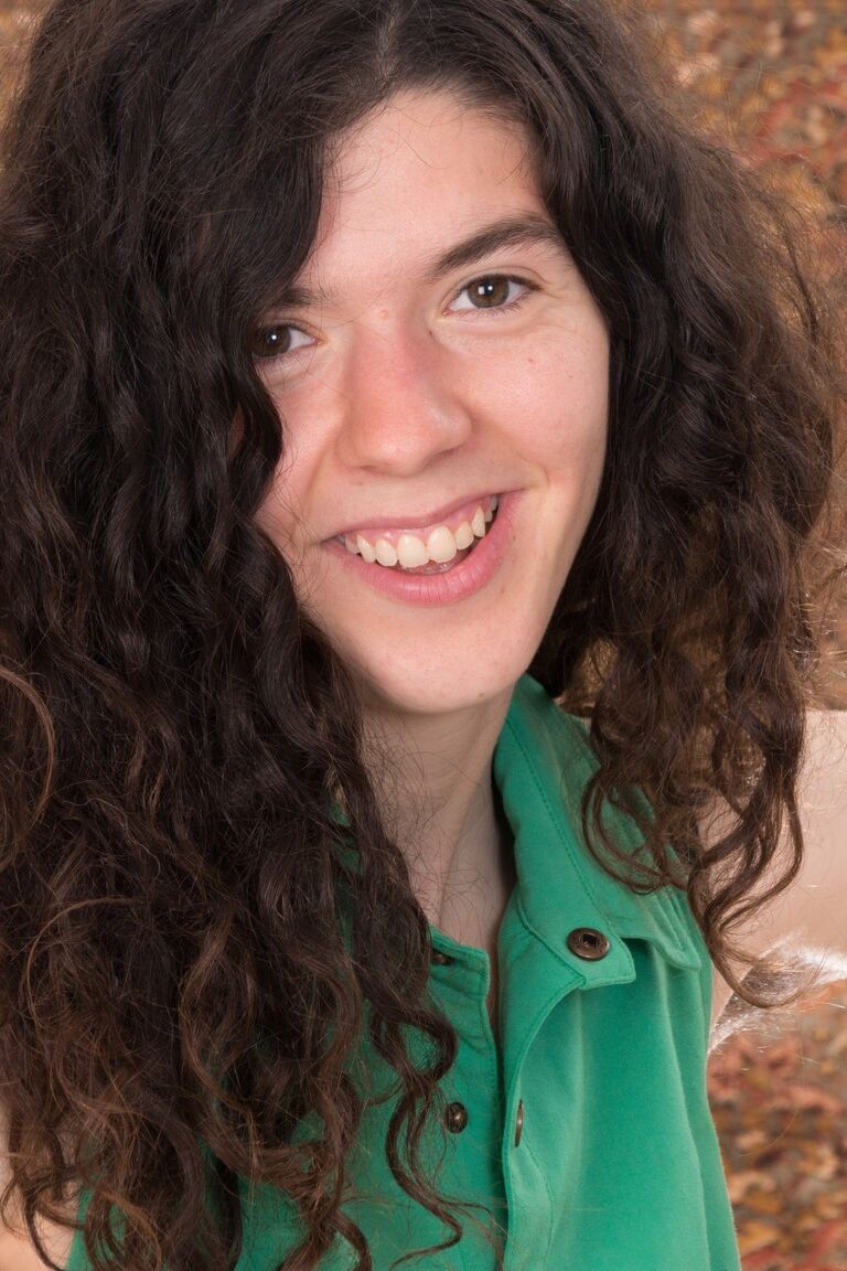 21P La brune naturelle Silki Smith se déshabille et dévoile son corps super poilu