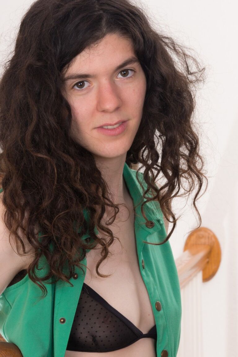 21P La brune naturelle Silki Smith se déshabille et dévoile son corps super poilu