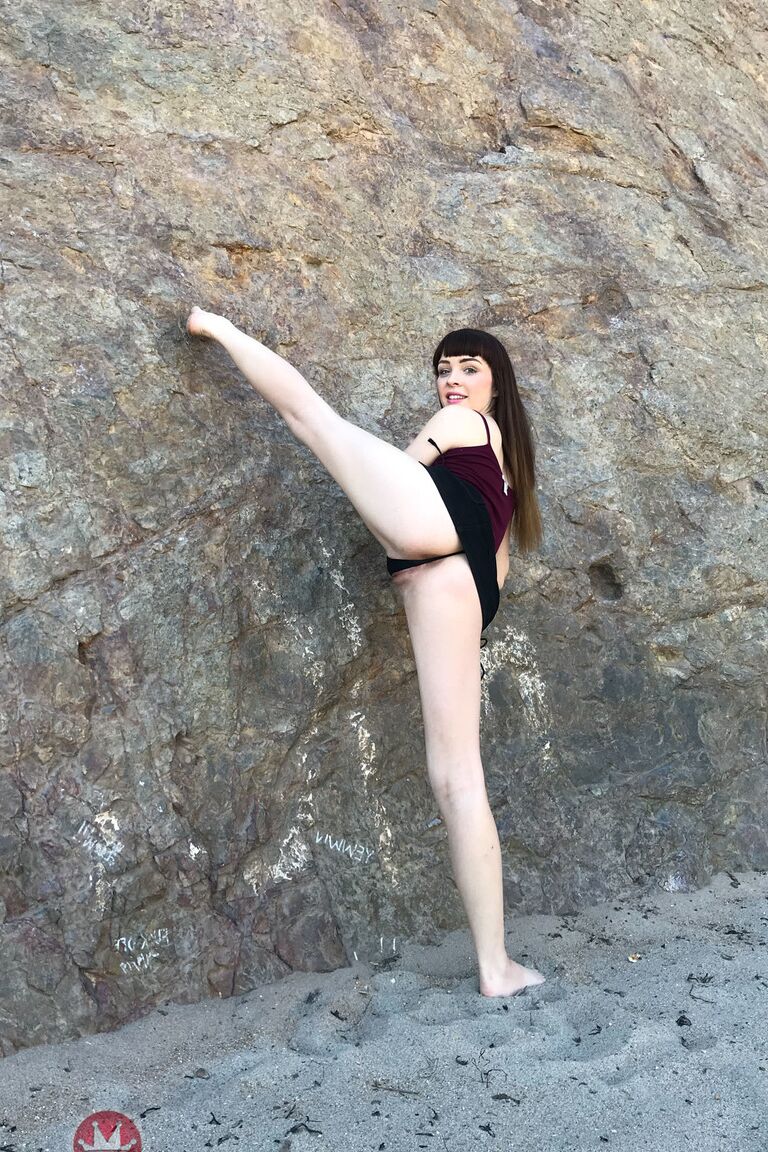 21P La joven amateur Aliya Brynn muestra su coño carnoso y se chupa los dedos de los pies