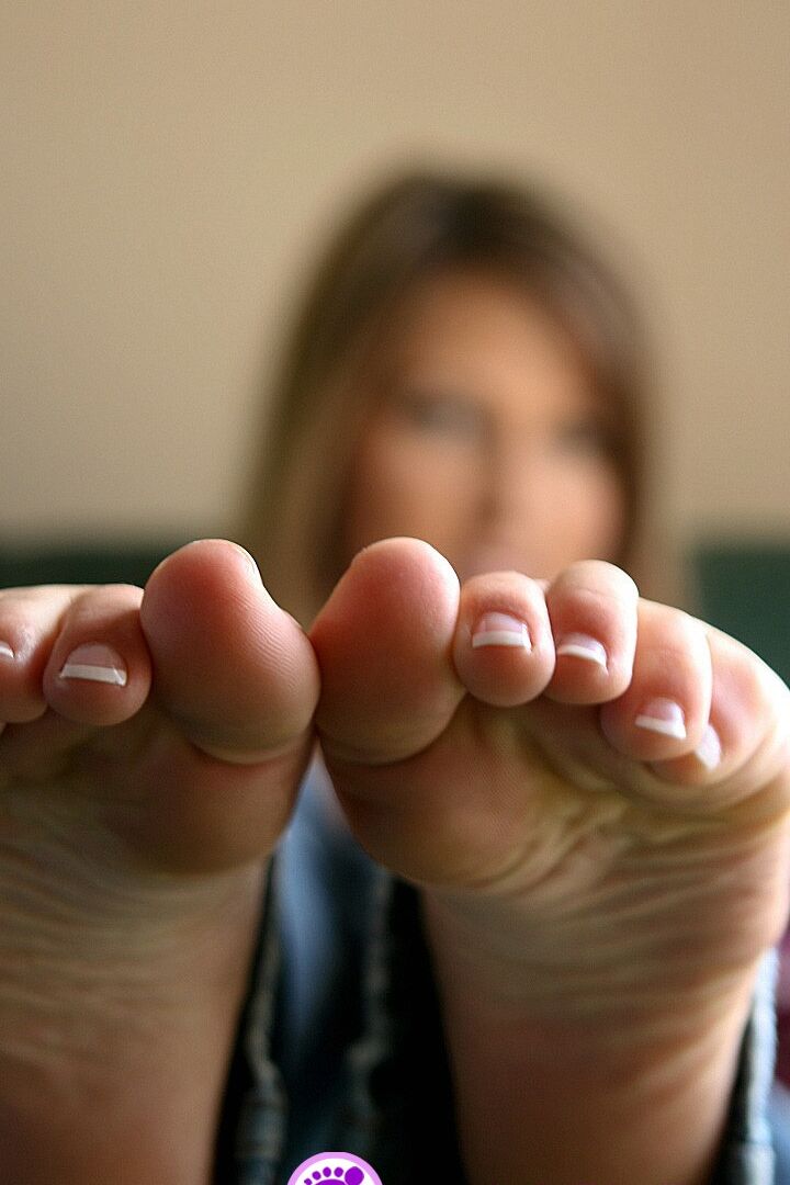 15P Loira MILF Kelly Anderson puxa os peitos enquanto mostra os pés descalços