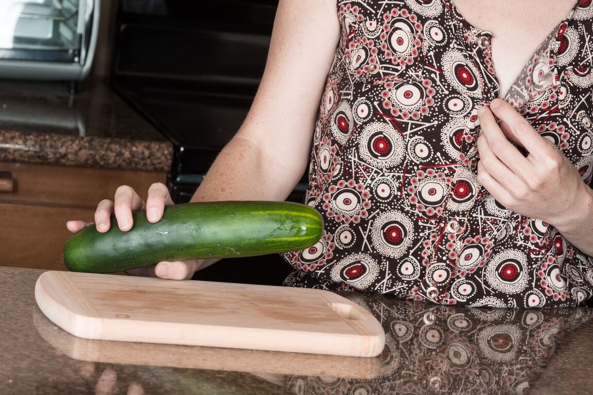 21P Ama de casa caliente Ana Molly chupa un pepino enorme