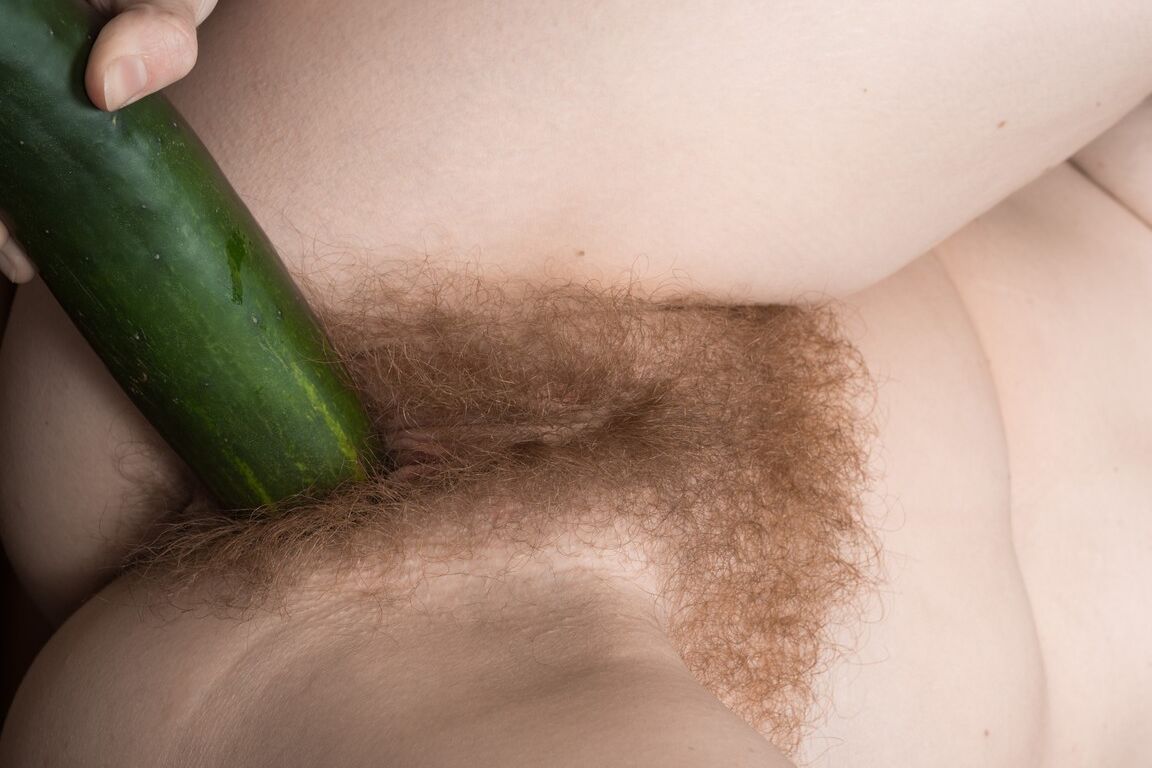 21P Ama de casa caliente Ana Molly chupa un pepino enorme