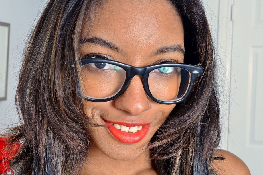 16P La amateur negra Raven Wilde muestra el rosa de su coño con gafas