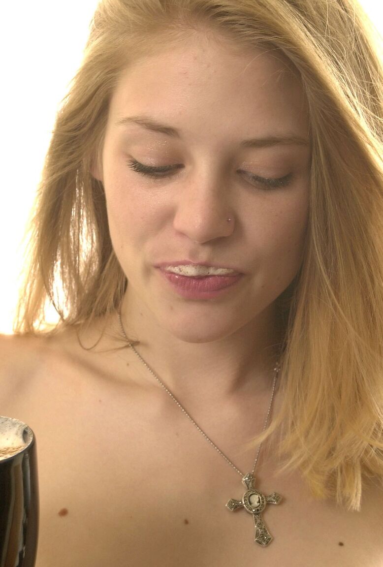 21P Die nackte Amateurin Madison spreizt ihre Beine weit, um ihre haarige Muschi zu zeigen