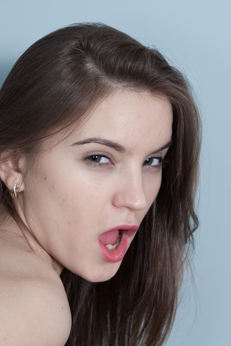 21P A adolescente russa peluda Evelina Darling fode sua boceta espessa com um vibrador de vidro