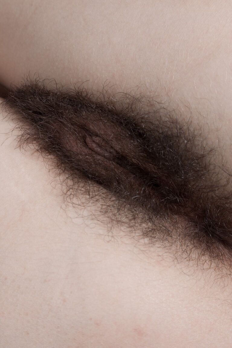 21P A adolescente russa peluda Evelina Darling fode sua boceta espessa com um vibrador de vidro