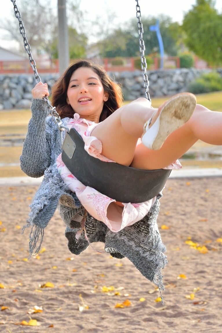 20P La dulce adolescente Melody hace alarde de su sabroso coño y su culo redondo en el parque