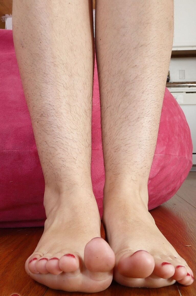 21P La esposa de pelo morado KoKo Kitty se desnuda y hace alarde de sus agujeros peludos