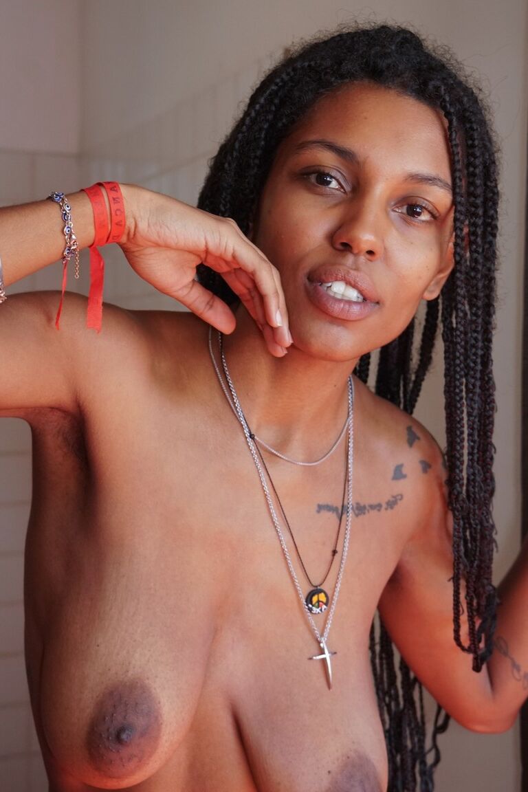 21P Sofia Cuty, amatrice exotique, exhibe ses gros seins naturels.