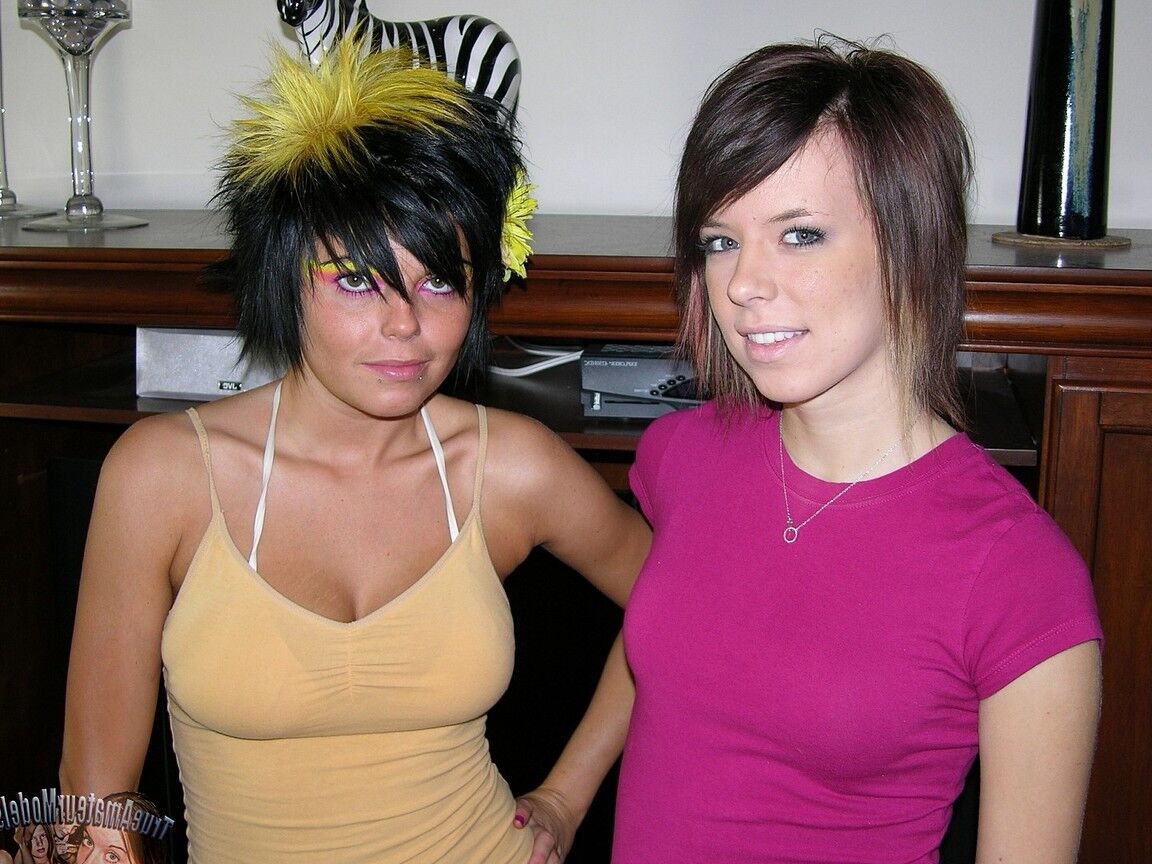 17P Amateur dykes from the USA doff micro skirts on way to posing nude together