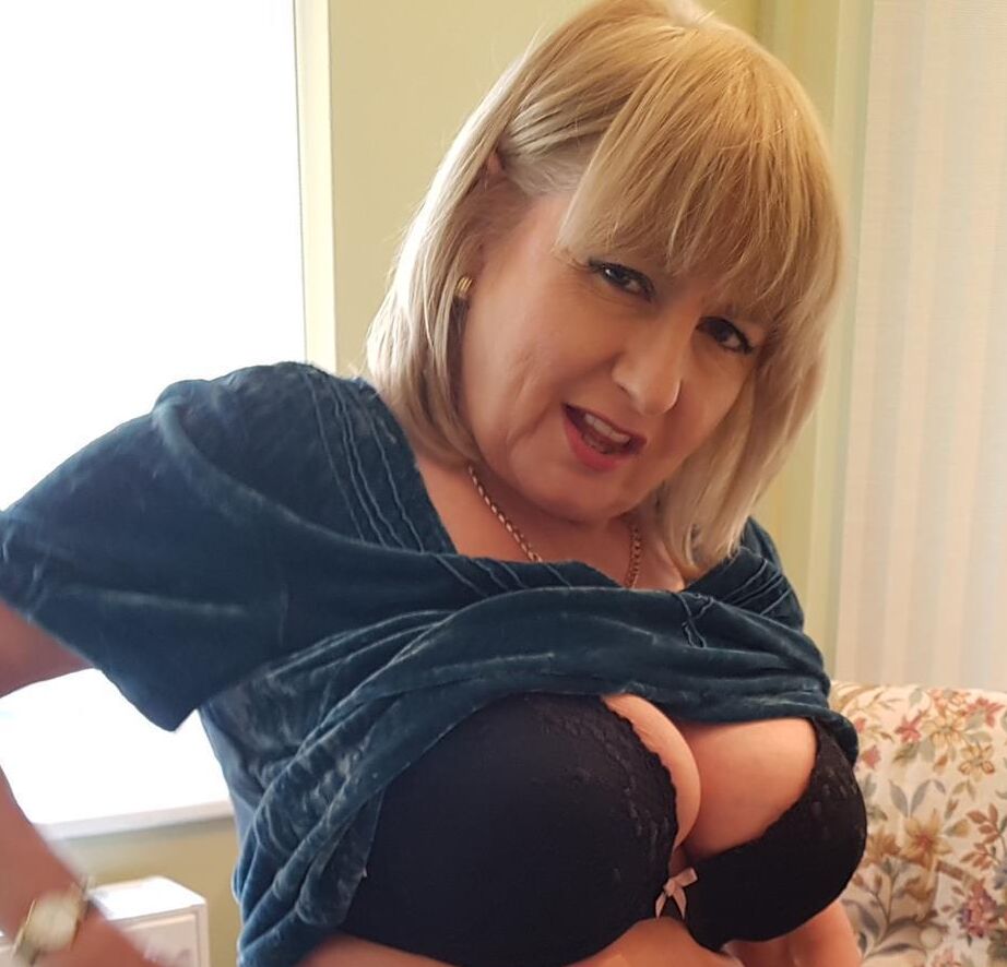 19P La rubia británica tetona Lorna Blu se mete los dedos en la vagina afeitada encima de una cama