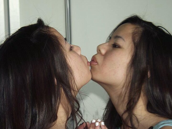 16P La jolie fille asiatique Lolita embrasse un miroir avant d'exposer sa chatte