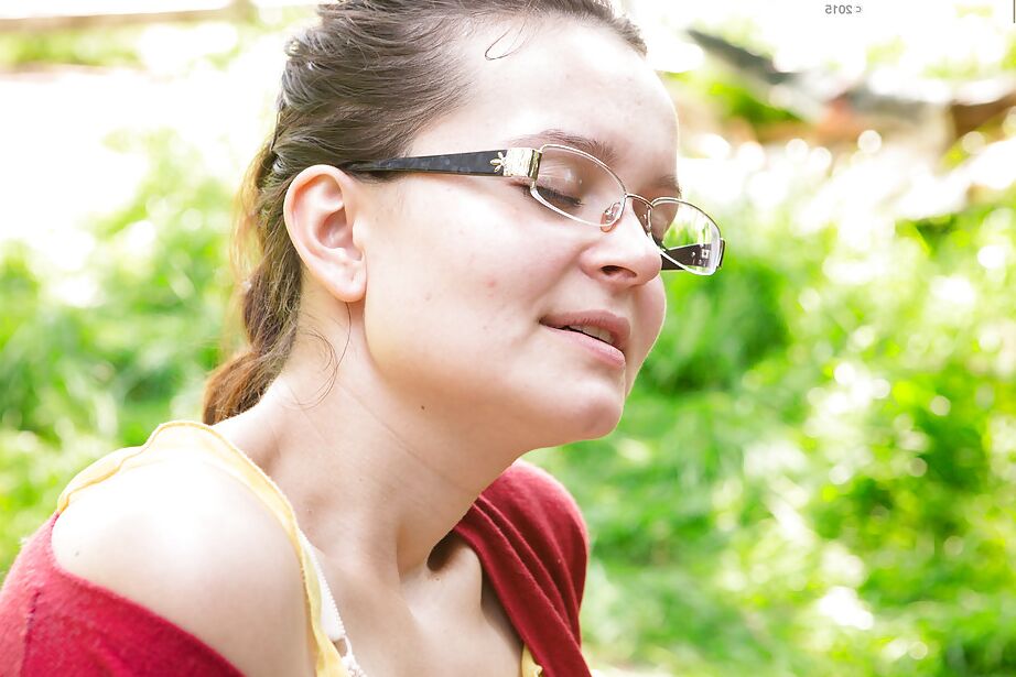 16P MILF en chaleur dans des lunettes s'embrassant et mangeant la chatte lesbienne en plein air