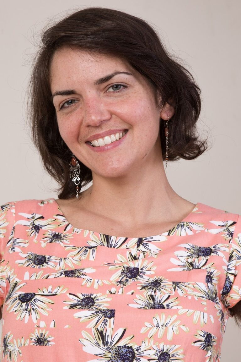 18P A morena peluda sorridente Katie Z se despe e brinca com sua boceta peluda até o orgasmo