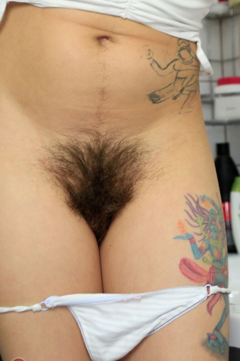 21P La linda amateur Lexie muestra sus axilas peludas y su vagina peluda en una bañera