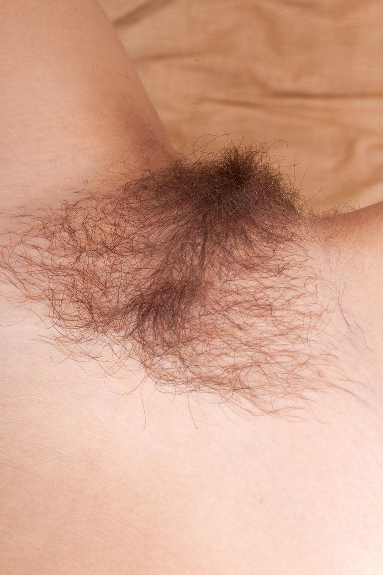 21P A charmosa morena Tanita abre sua buceta bem peluda e depois brinca com um vibrador