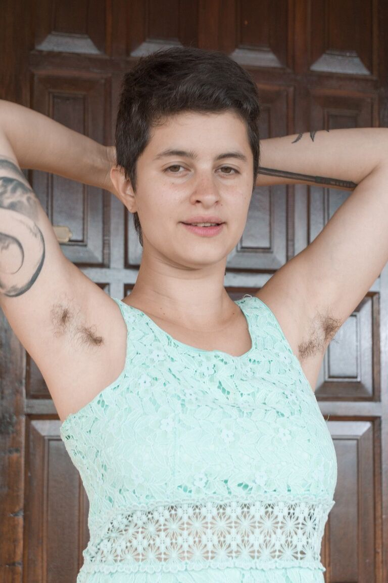 21P Sue, gata de cabelos curtos, tira o vestido e expõe peitos grandes e seu arbusto