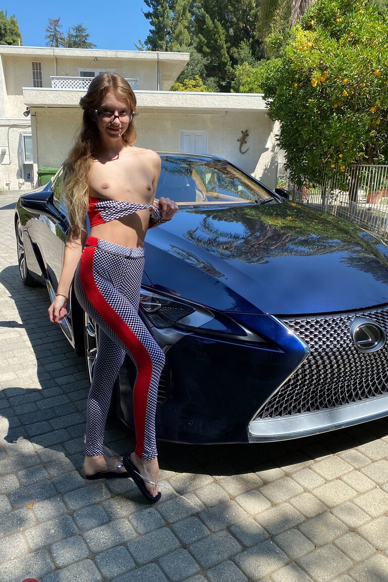 21P Adolescente amadora com peitos pequenos Riley Star apresenta sua vulva saborosa e seu cuzão