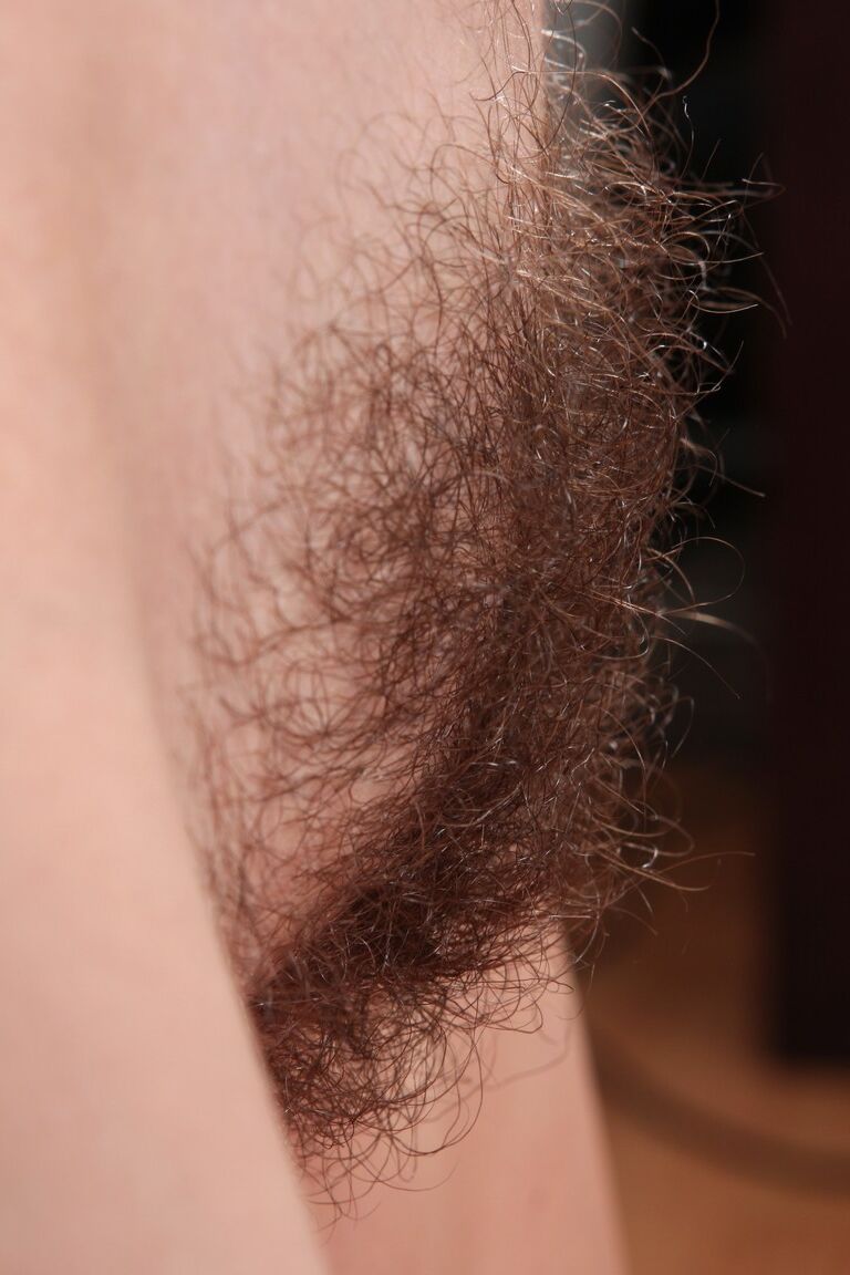 17P A loira suja Nessy mostra seus seios naturais e estica sua vulva peluda
