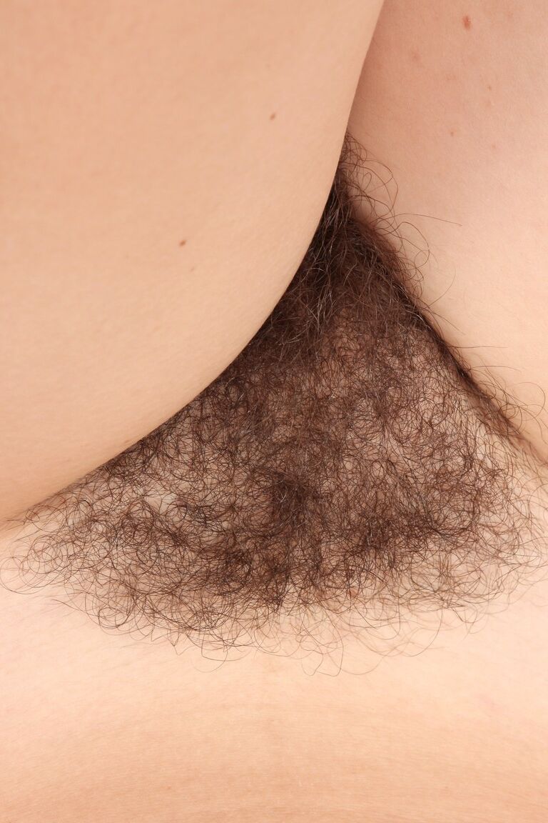17P A loira suja Nessy mostra seus seios naturais e estica sua vulva peluda