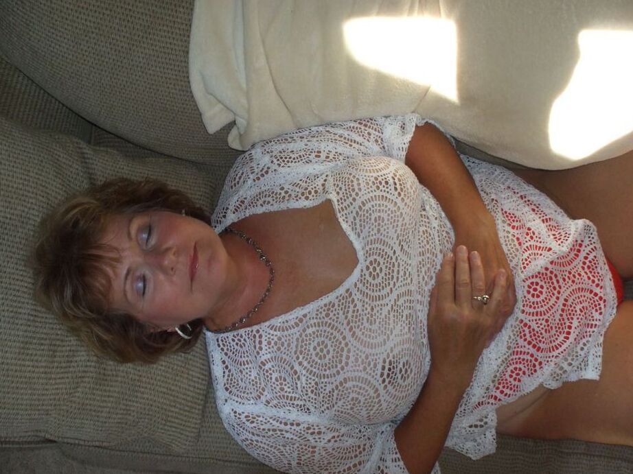 19P Madura Bustybliss presume sus grandes tetas en tanga