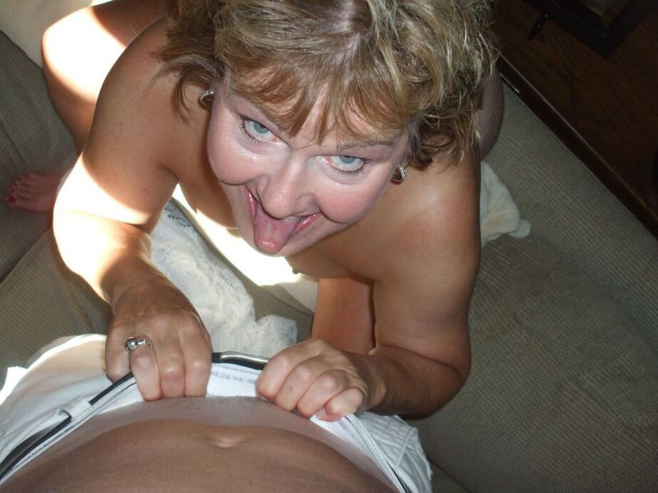 19P Madura Bustybliss presume sus grandes tetas en tanga
