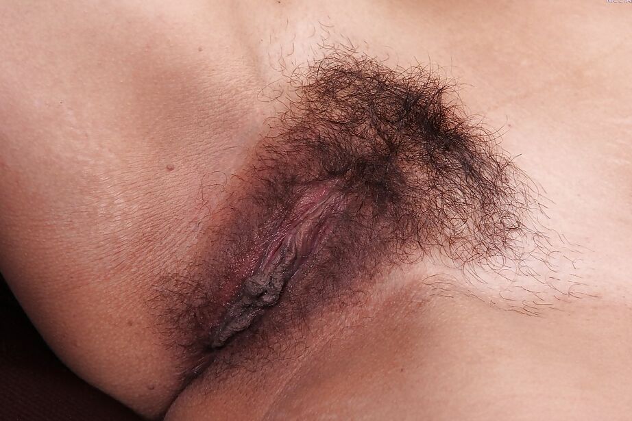 16P Moana Saxton amateur de pelo corto muestra y estira su castor peludo