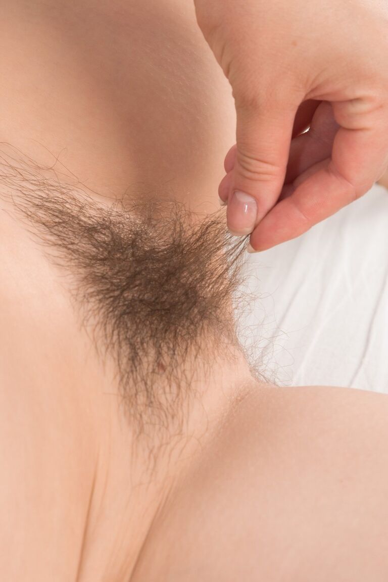 21P Mollige Amateurin Lina enthüllt ihre saftigen Naturtitten und ihren haarigen Muff