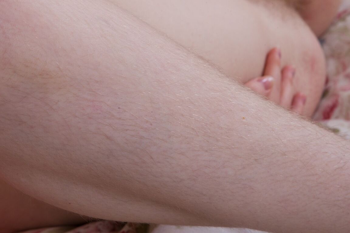 17P Morena querida com peitos naturais Gina Lin mostra seu regalo peludo e seu cuzão