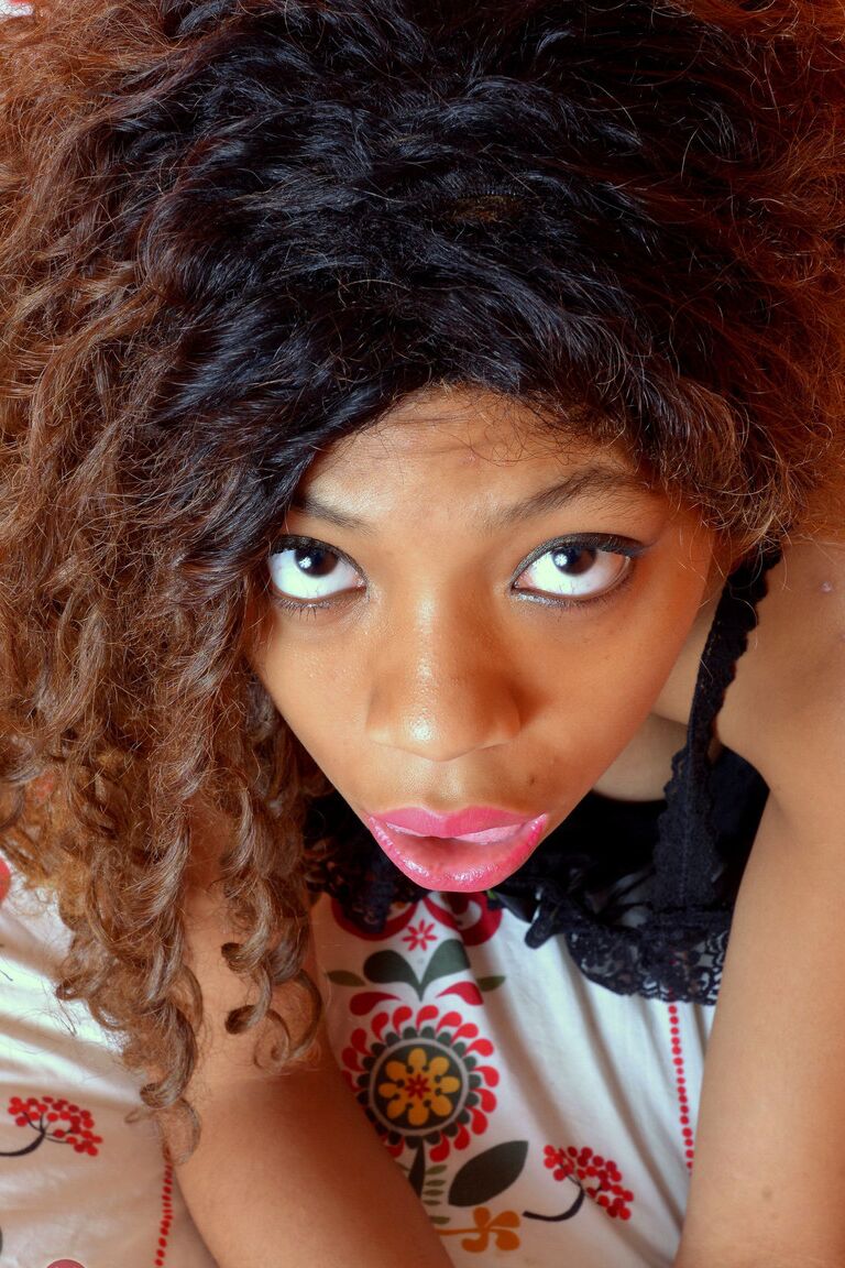17P La chica negra solitaria Anabelle Rey desnuda sus tetas mientras muestra sus bonitos pies