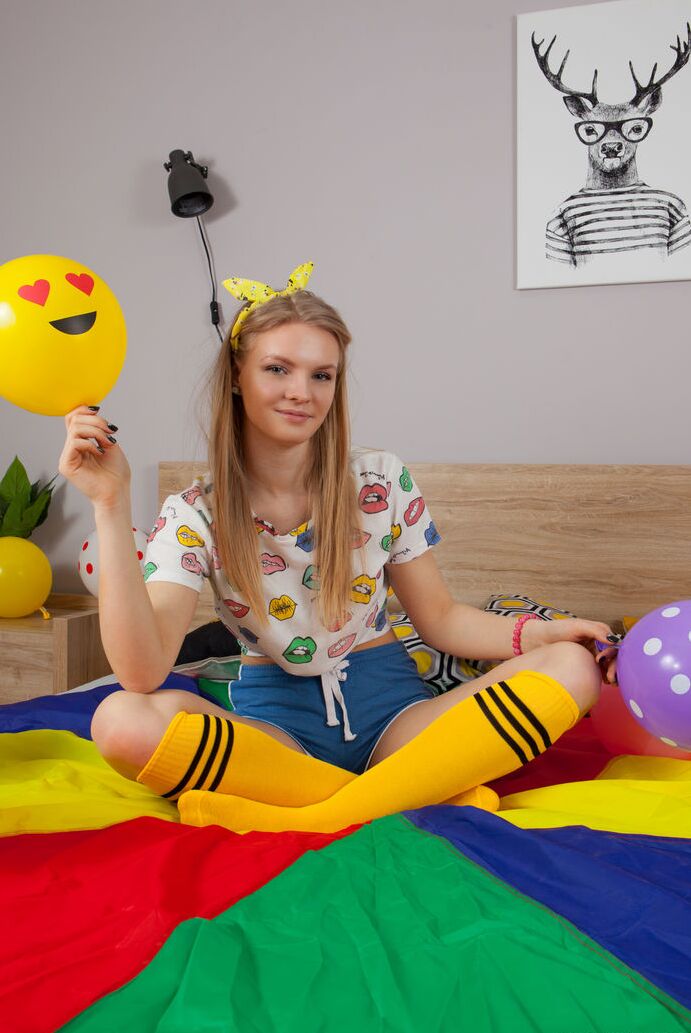 20P La adorable adolescente Fabi sostiene un globo antes de desnudarse totalmente en su cama