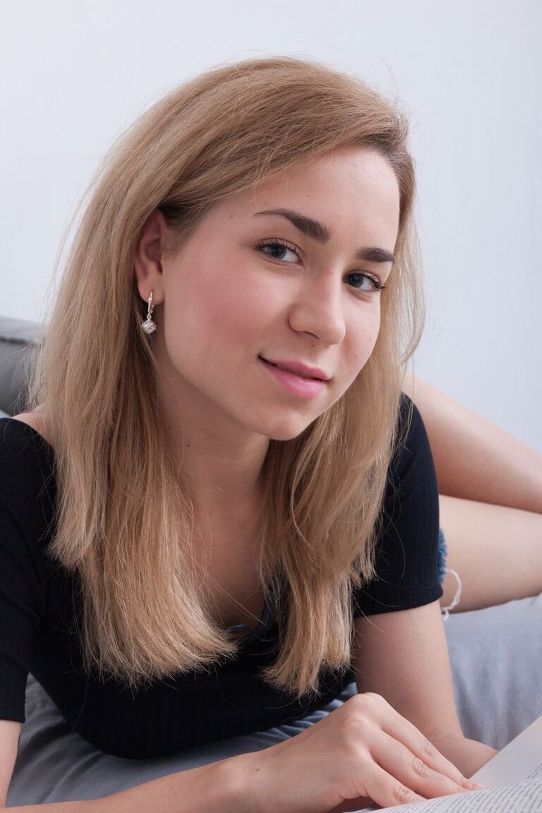 21P Amadora russa Nara Abel fica nua