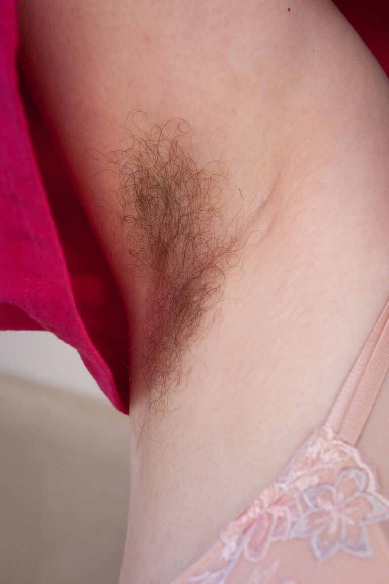 19P La abuela cachonda Romana Sweet se frota y se mete los dedos en su coño peludo en solitario