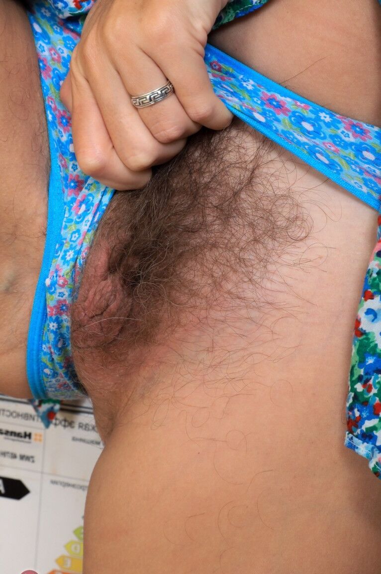 21P, épouse mature, Helen Volga, enlève sa robe et taquine son castor touffu.