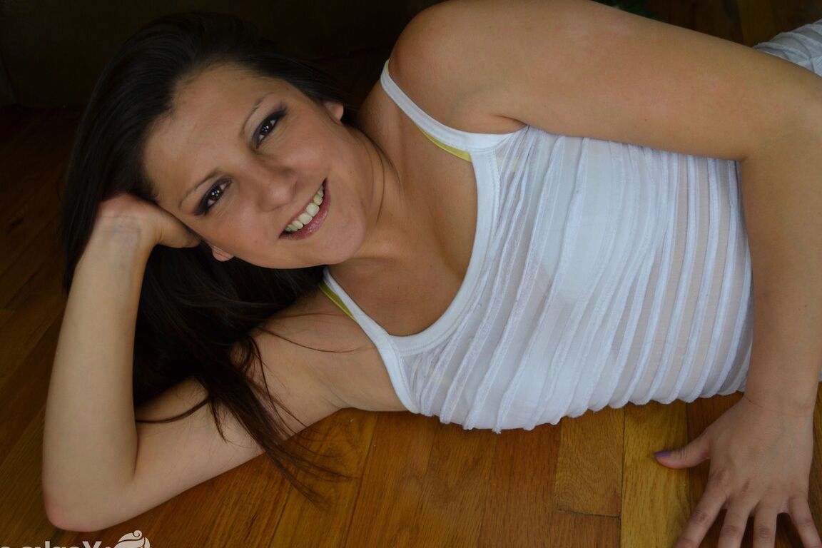 15P Morena amateur abre su apretado coño rosado con los dedos en un suelo de madera