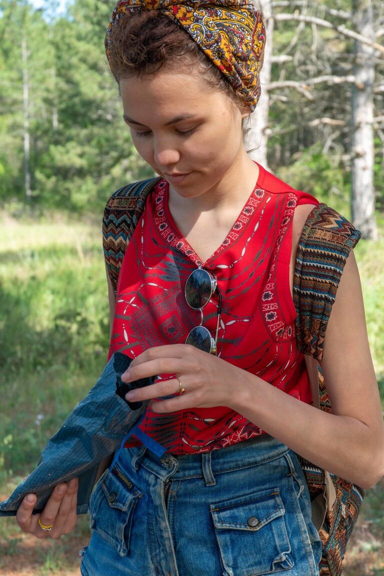 21P La flaca amateur Danya muestra su pequeño cuerpo y se frota el arbusto en el bosque