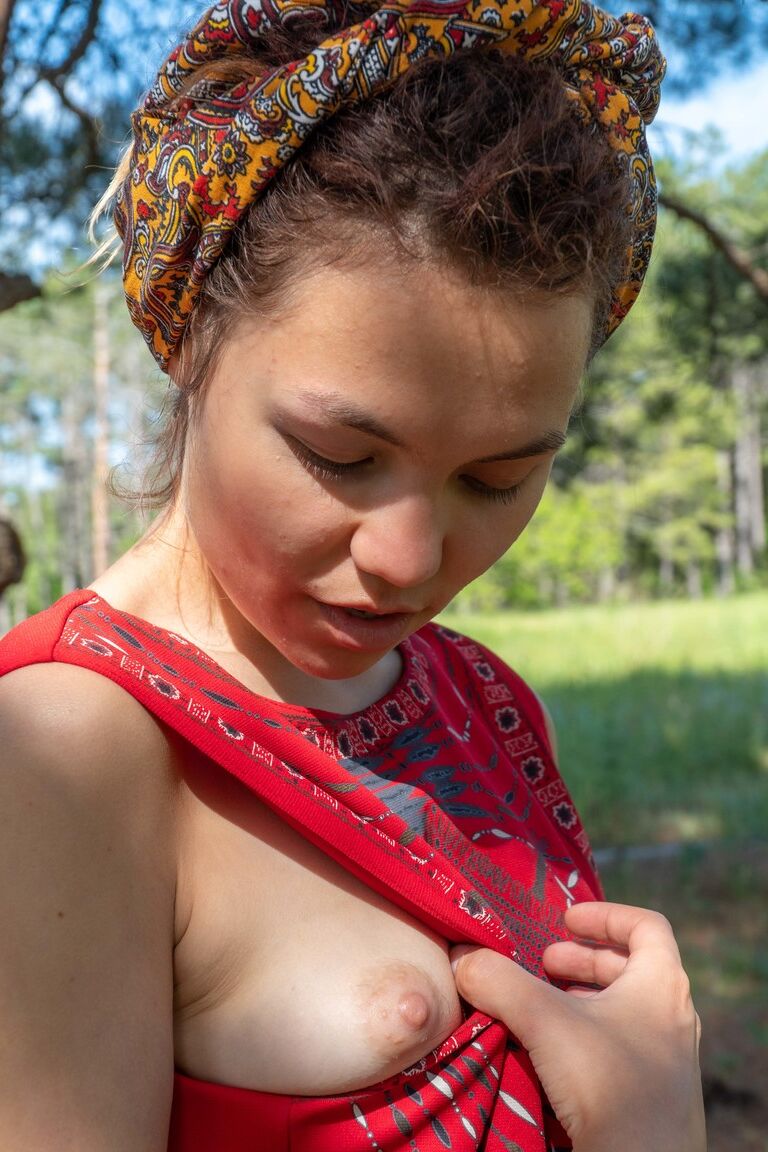 21P La flaca amateur Danya muestra su pequeño cuerpo y se frota el arbusto en el bosque