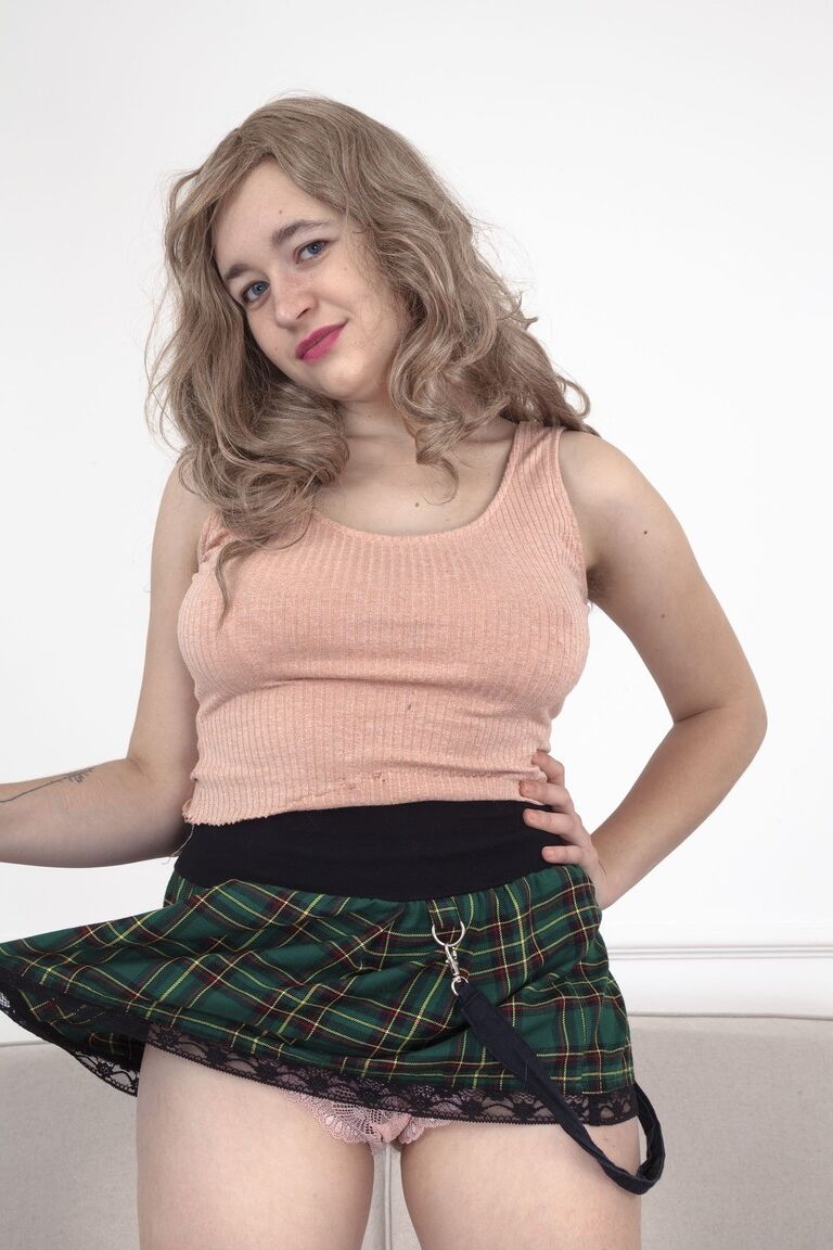 21P La bombón amateur Dolores Maria se quita las bragas y hace alarde de sus agujeros peludos