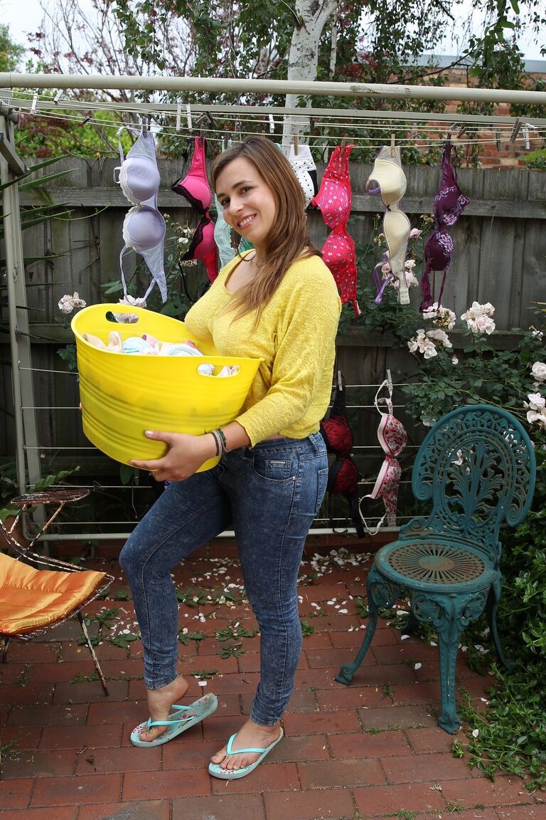 18P Adorável australiana com enormes juggs Christina brinca com sua vulva peluda ao ar livre