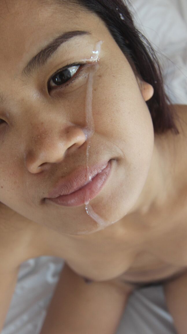15P Une amatrice asiatique en chaleur se fait baiser la chatte poilue en POV et éjacule sur le visage