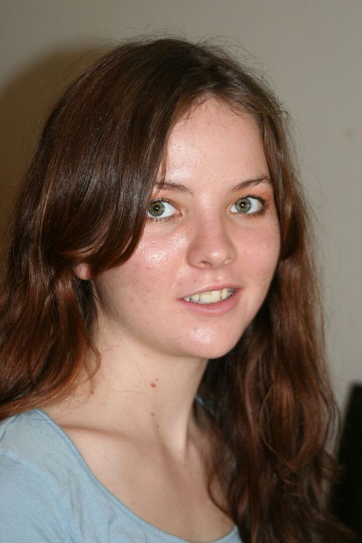Die 16P brünette Amateurin Seah cremt ihre haarige Muschi ein, während sie nackt für Nahaufnahmen posiert