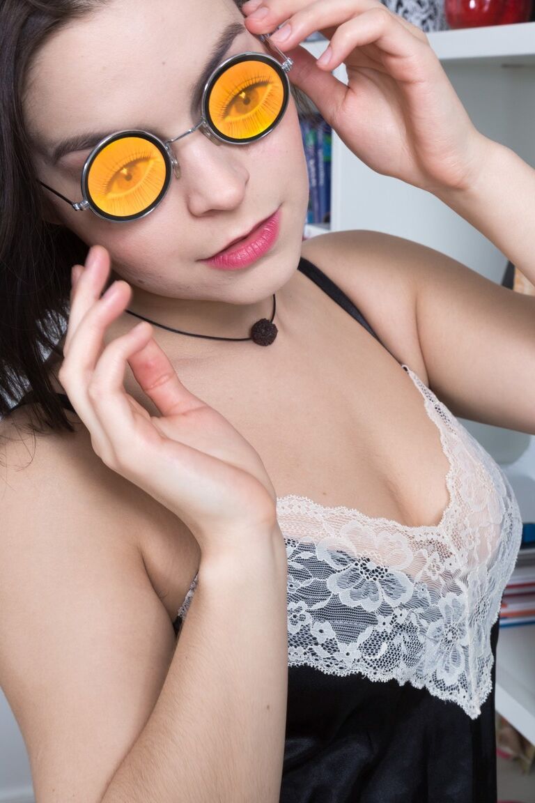 21P ブルネットの女の子オーレ ニーナがいじる前に毛むくじゃらの脇の下と陰部を見せます