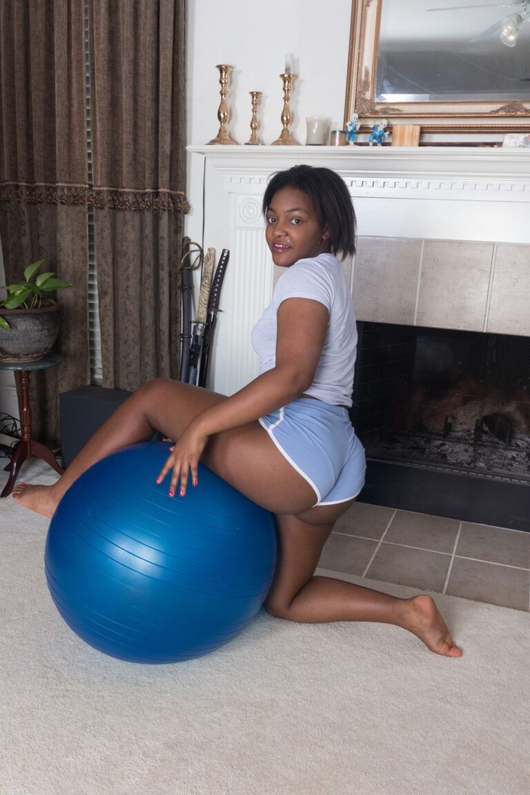 21P A bela negra Bobbie Rains fode sua buceta peluda com um vibrador durante um treino
