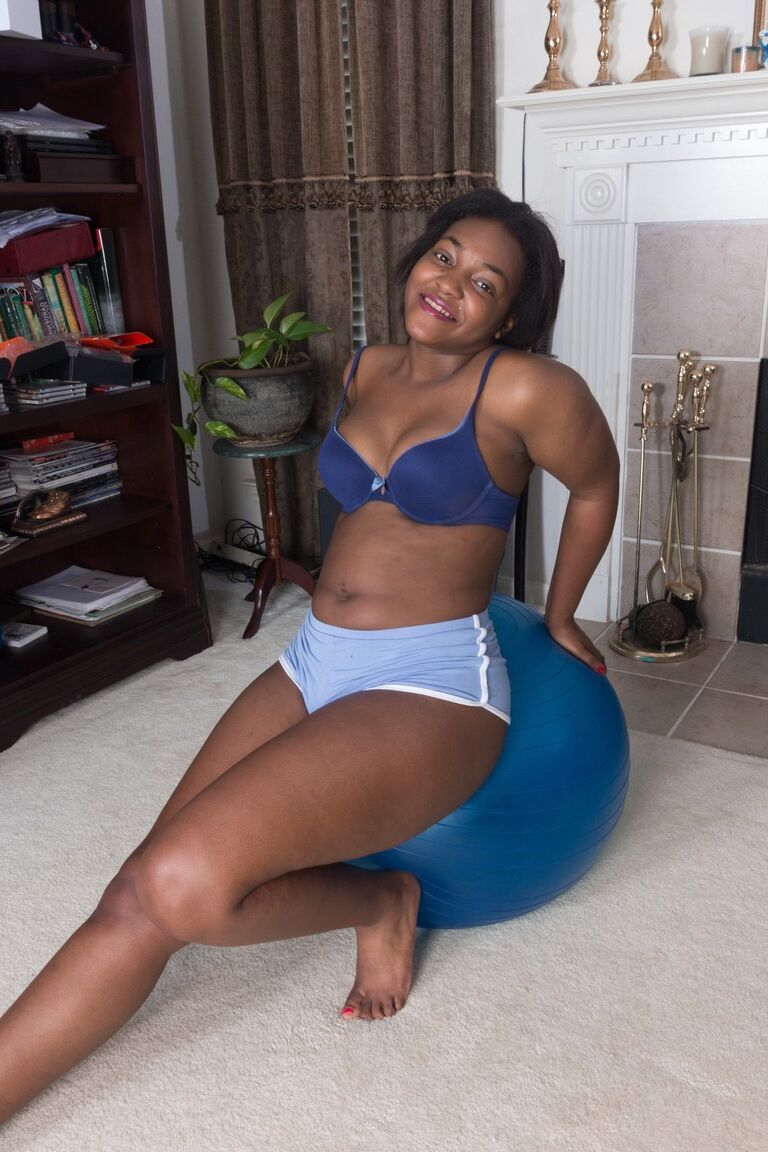 21P A bela negra Bobbie Rains fode sua buceta peluda com um vibrador durante um treino