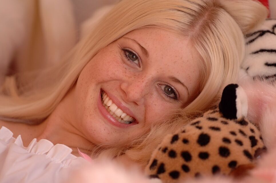 21P Das blonde Babe Carissa leckt ihre bestrumpften Füße und spielt einen Dildo in ihre heiße Muschi