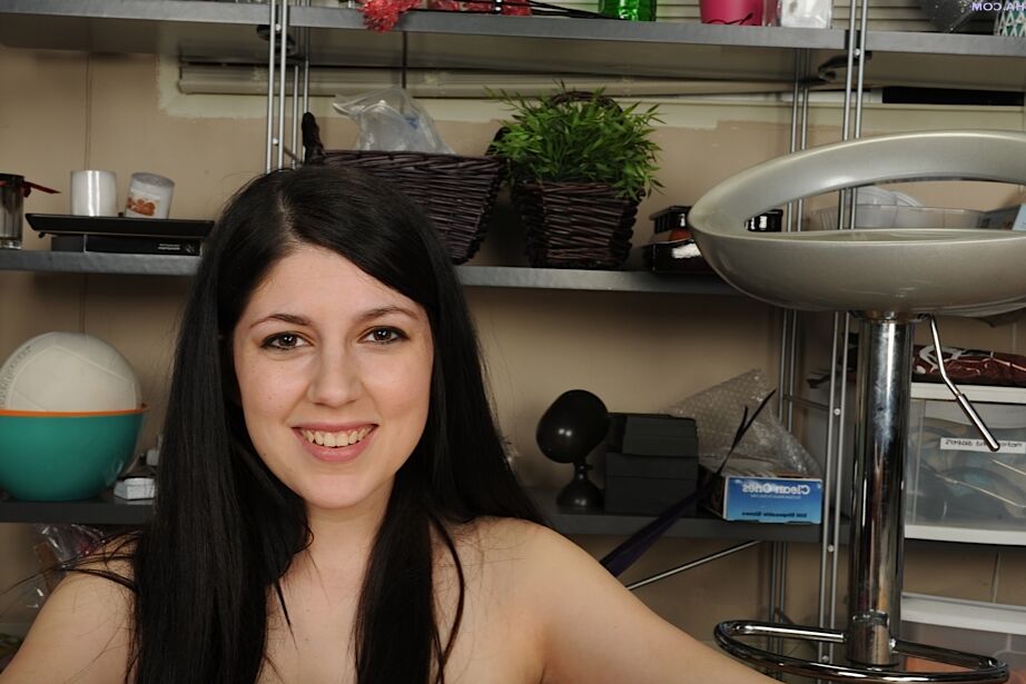 16P Miranda Miller, une adolescente brune, se déshabille avec un soutien-gorge et des sous-vêtements roses.